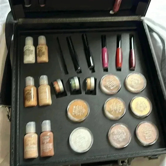 Ofra professional makeup kit case and carrying strap - Picture 5 of 6